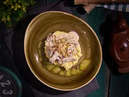 Бефстроганов с пюре и соленым огурцом