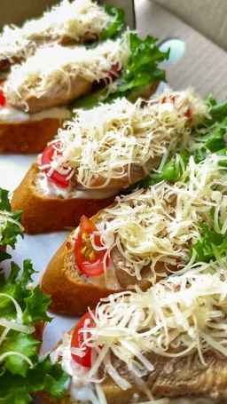 Брускетта Цезарь с курицей