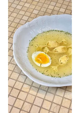 Бульон с куриными карамелле и яйцом