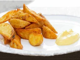Картофельные дольки, сырный соус