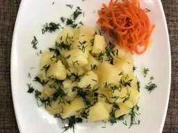 Картофель отварной с зеленью и морковью по-корейски