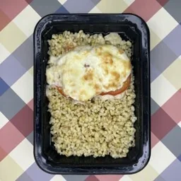 Курица с помидором под сыром с булгуром