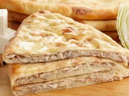Осетинский пирог с капустой и копченой грудинкой