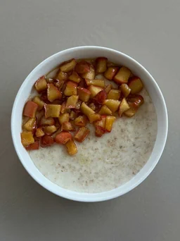 Овсяная каша с карамелизированными яблоками