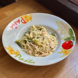 Паста с семгой, брокколи,сливочным соусом и пармезаном