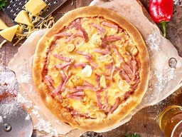 Пицца с ветчиной и курицей