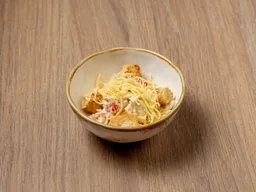 Салат с курицей и сухариками