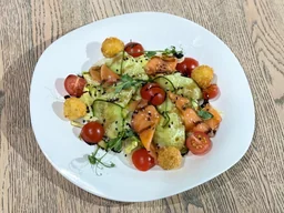 Салат с семгой и хрустящим сыром
