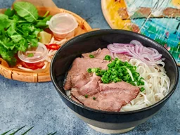 Суп Фо-Бо с говядиной и рисовой лапшой