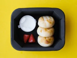 Сырники с клубникой и греческим йогуртом