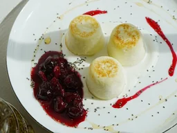 Сырники с томлёной вишней