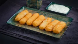 Сырные палочки и соус тартар