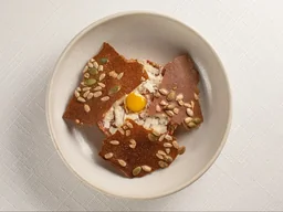 Тартар из говядины с трюфельным айоли и корнишонами