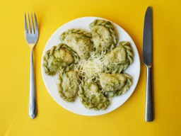 Вареники с картофелем и грибами под соусом песто