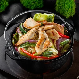 Wok-лапша с куриной грудкой