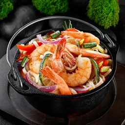 Wok-лапша с тигровыми креветками и овощами