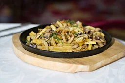 Жареный картофель с лесными грибами и луком
