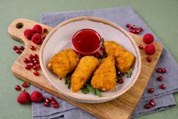 Жареный сулугуни с малиновым соусом